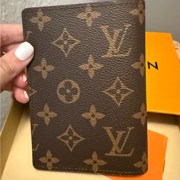 Louis Vuitton monogram passport cover - Picture 5 of 6